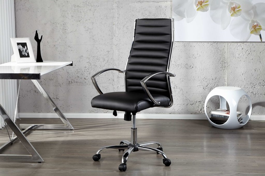 Ez az exkluzív "Boss" irodai szék króm támlákkal nemcsak elegáns, de nagyon kényelmes és komfortos is. A szék fekete szintetikus bőrrel kárpitozott. A szék állítható magassággal és kerekekkel rendelkezik. A modern külsőnek hála nemcsak az irodába, de otthon is jól mutat.